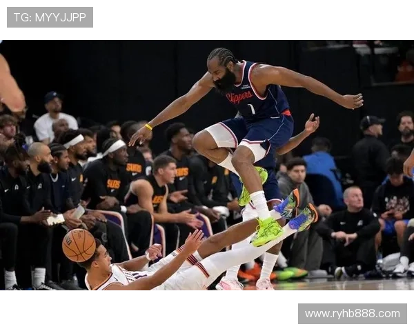 哈登砍下30分7助攻7篮板 莱昂纳德贡献27分快船大胜太阳迎赛季首胜