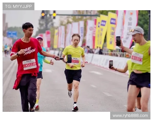 张朝阳雨中首跑半马创236佳绩畅享江阴城市地标赛道风光盛宴