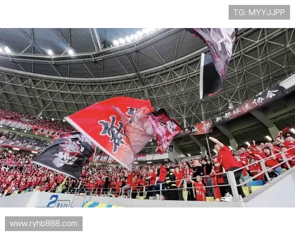 客场球迷展现本土文化精彩表演成为赛场独特亮点